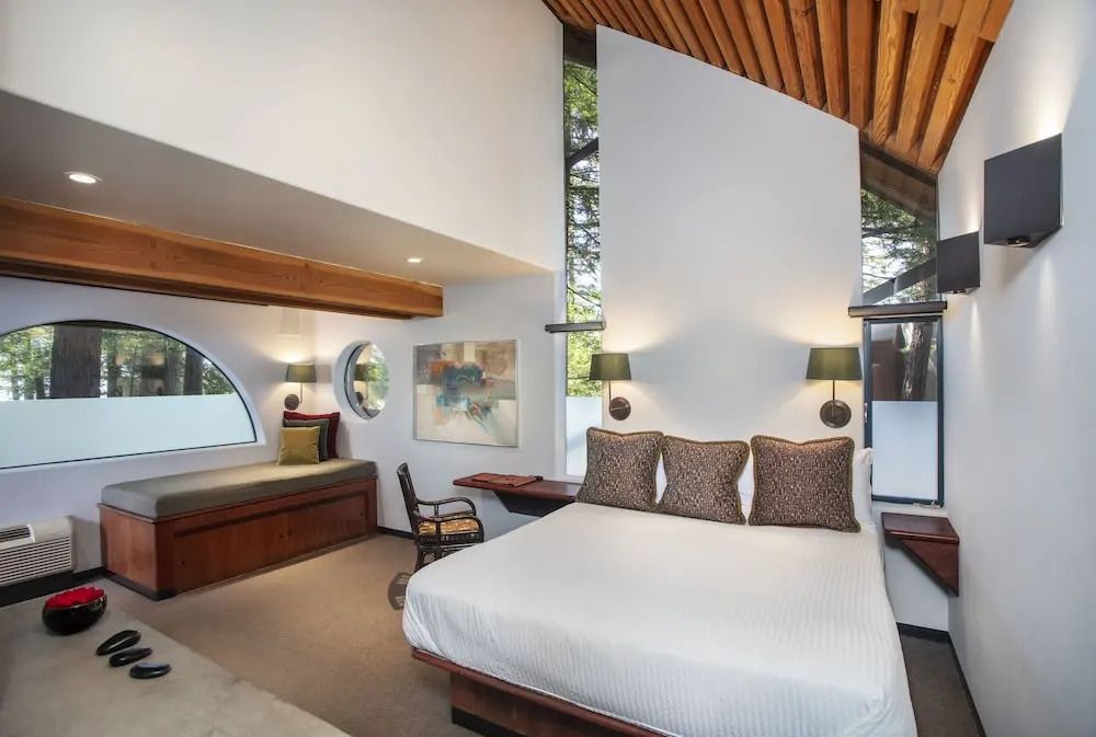 Modernes Schlafzimmer mit hohen Decken und großen Fenstern