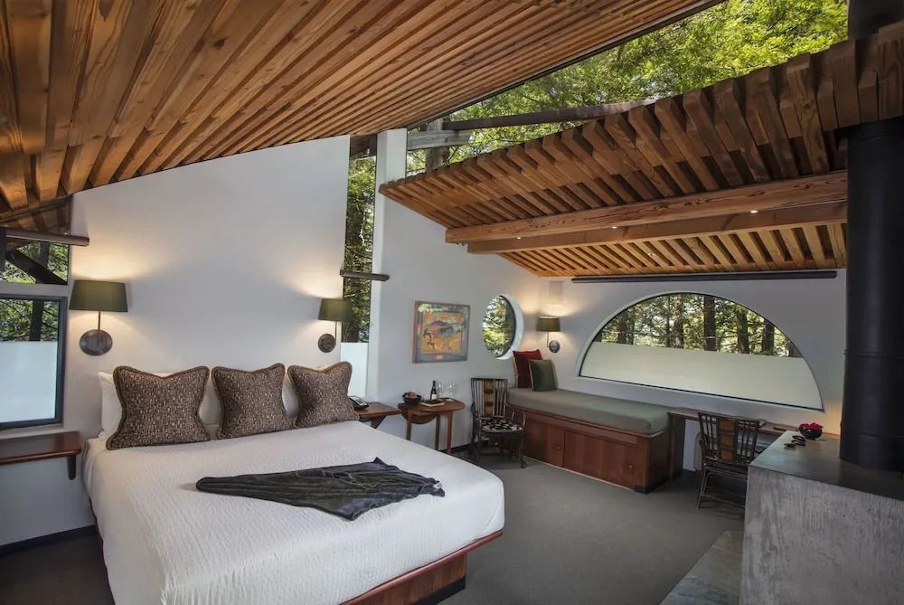 Geräumiges Schlafzimmer mit Holzelementen und Sitzbereich