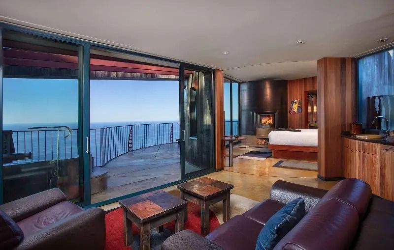 Luxuriöse Suite mit Meerblick und Kamin im Post Ranch Inn