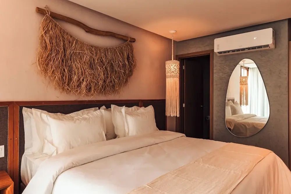 Gemütliches Hotelzimmer mit dekorativer Wandkunst und eleganter Beleuchtung