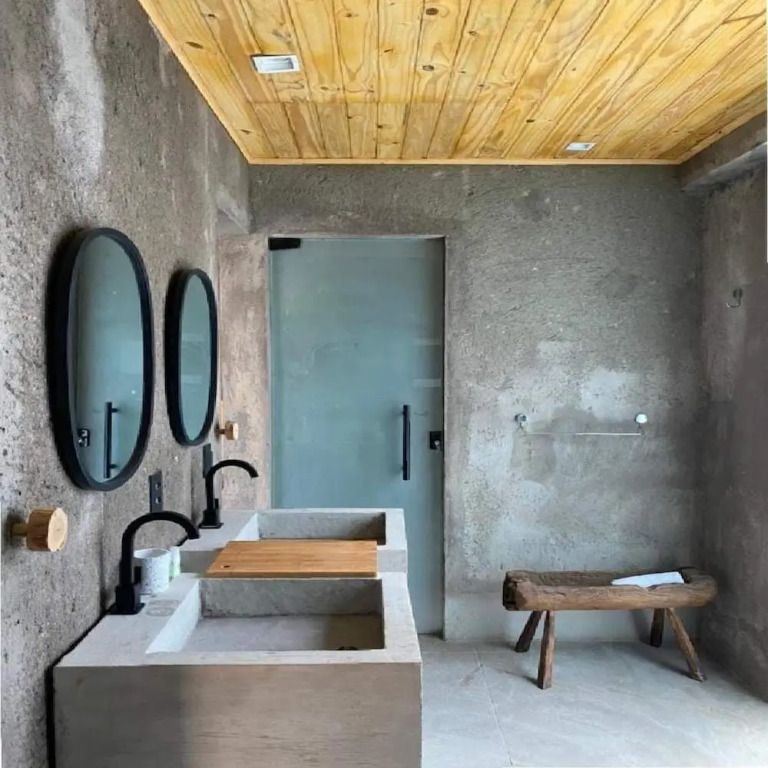 Modernes Badezimmer mit zwei Waschbecken und rustikalem Holzdetail