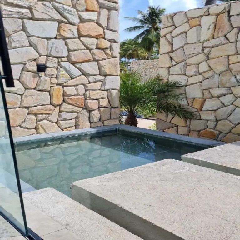 Kleiner privater Pool in einem von Steinmauern umgebenen Bereich