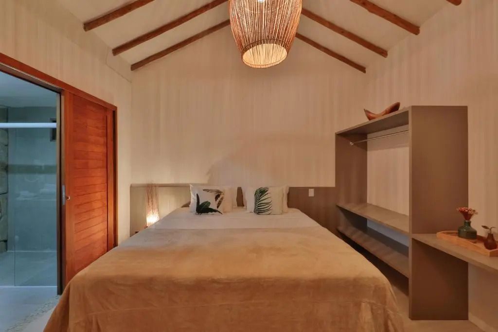 Geräumiges Schlafzimmer mit Holzdekor und weichen Textilien