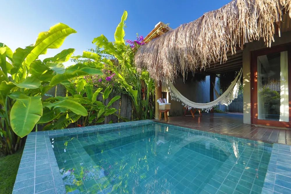 Privater Pool mit Hängematte und tropischer Vegetation im Bungalow-Außenbereich