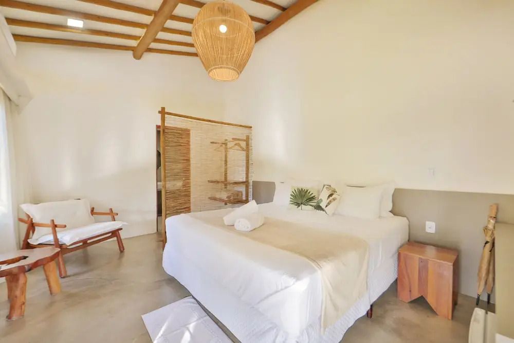 Gemütliches Schlafzimmer im Bungalow mit modernem Design und Holzakzenten