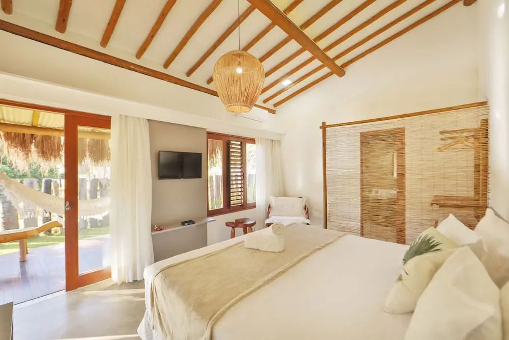 Geräumiges Doppelzimmer im Bungalow mit TV und natürlichen Holzdetails