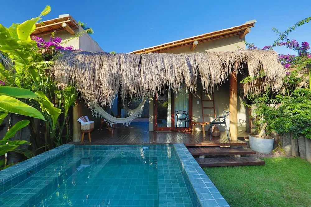 Bungalow mit privater Terrasse und Pool umgeben von tropischer Pflanzenwelt