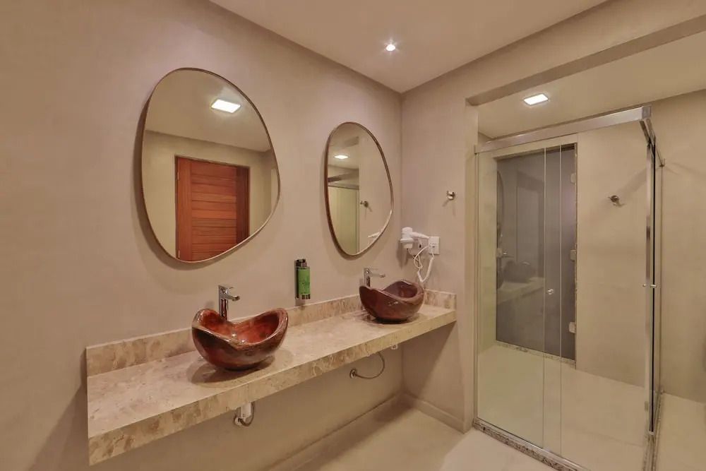 Modernes Badezimmer mit Doppelwaschbecken und runden Spiegeln