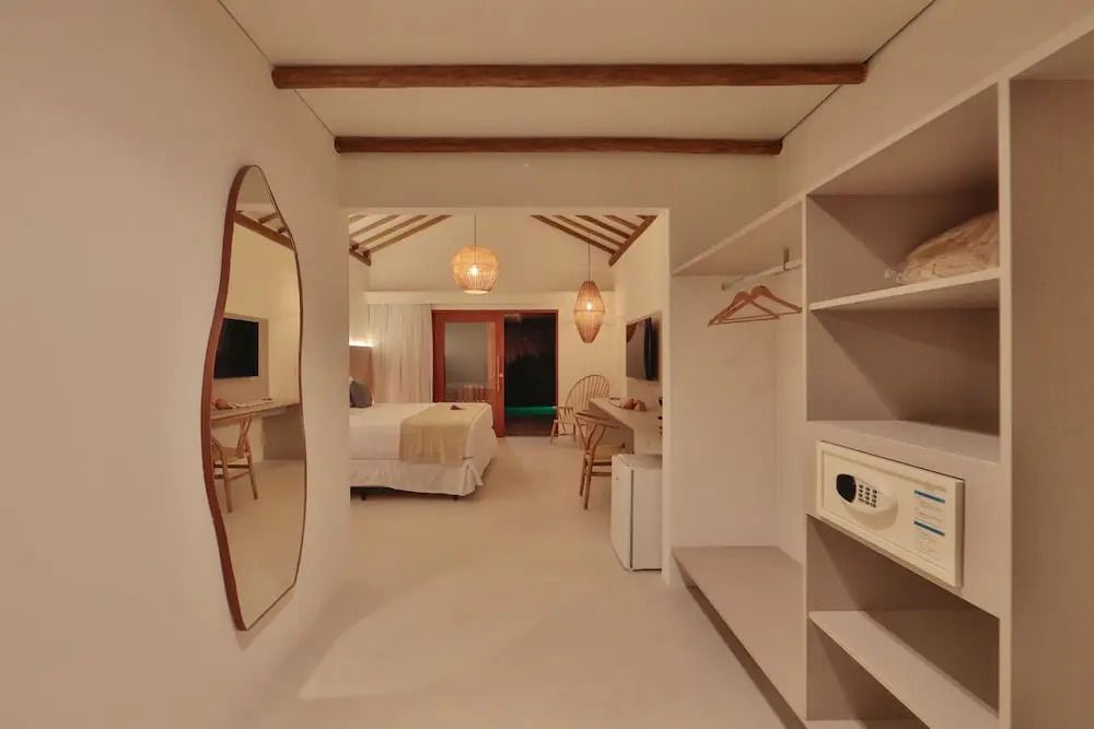 Eingangsbereich des Luxus Bungalows mit Schrank und Spiegel