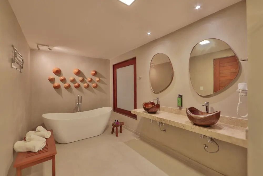 Badezimmer mit freistehender Badewanne und kunstvollen Details