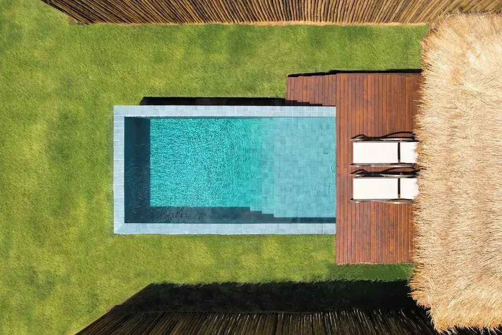 Vogelperspektive auf Bungalow mit privatem Pool und hölzernem Sonnendeck