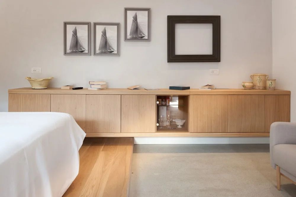 Elegantes Zimmer mit modernen Holzmöbeln und Wanddekorationen