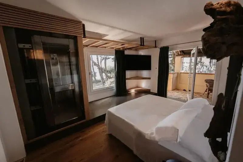 Deluxe Suite mit großem Bett, Holzboden und Balkon mit Aussicht