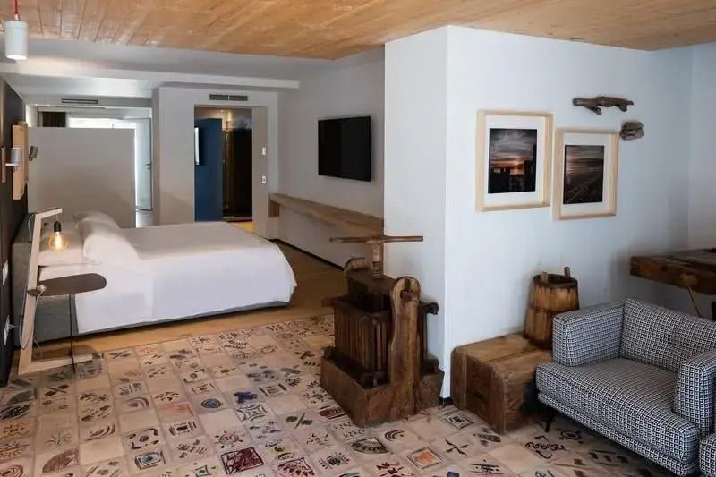 Geräumige Suite mit Holzboden und stilvoller Einrichtung