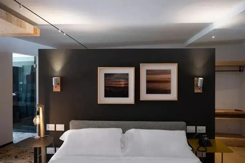 Luxuriöses Bett mit Kunst an der Wand in der Master Suite