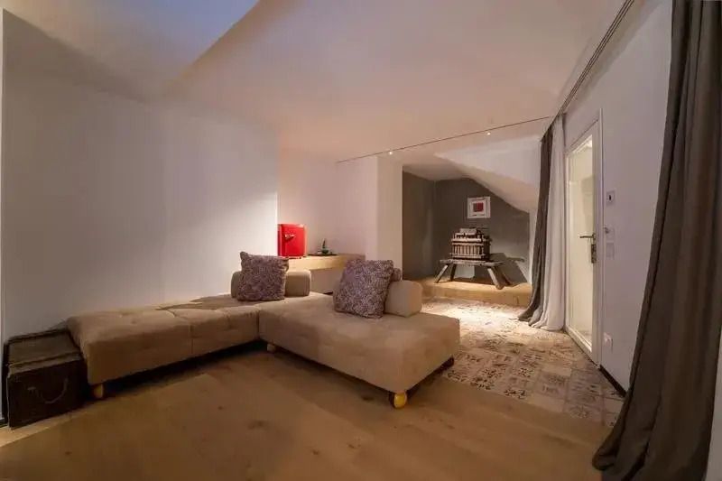 Gemütliche Sitzecke in heller Suite mit Holzfußboden