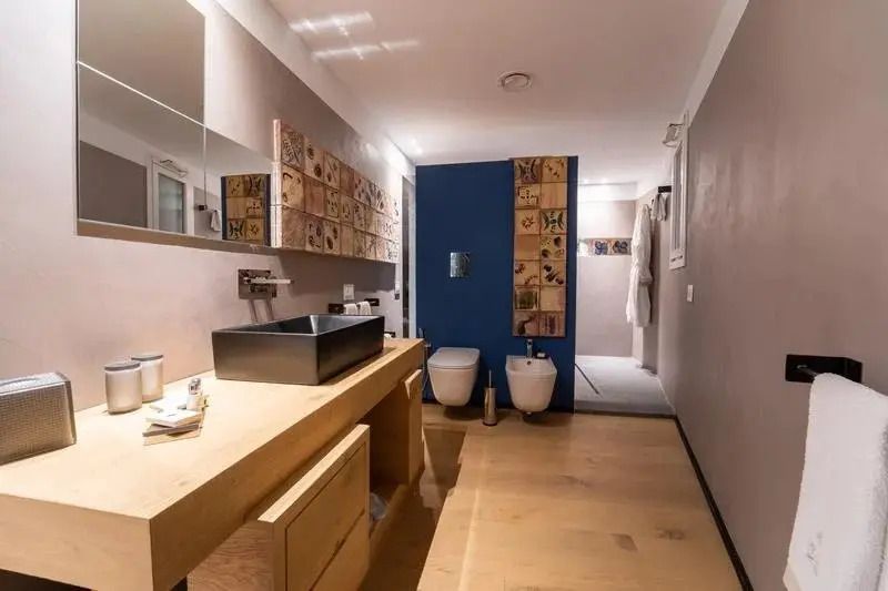 Modernes Badezimmer mit stilvollen Details und blauem Akzent