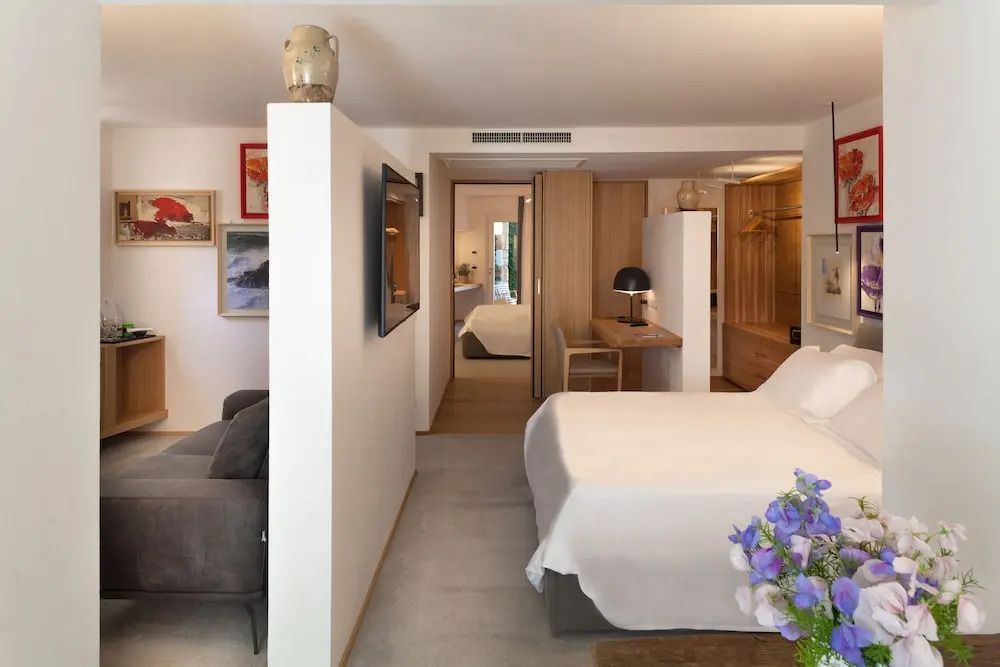 Helles Schlafzimmer mit Kunstwerken und eleganter Einrichtung