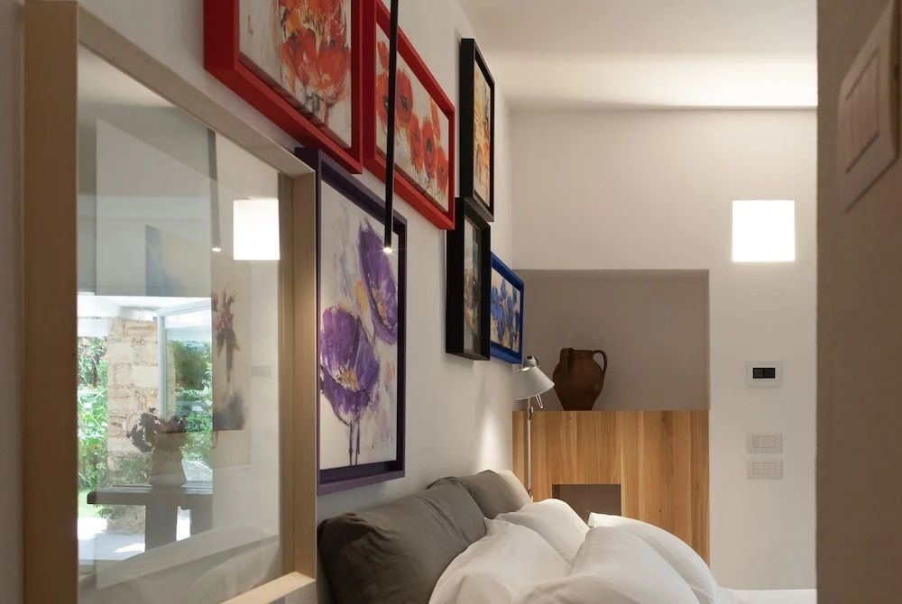 Schlafzimmer mit stilvollen Kunstwerken und eleganter Beleuchtung