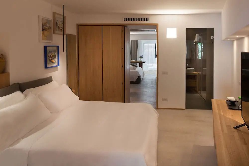 Modernes Schlafzimmer mit offener Sicht auf das Badezimmer