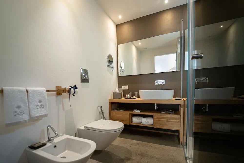 Modernes Badezimmer mit großer Dusche und stilvollen Armaturen