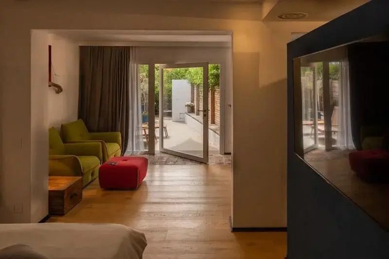 Helles Zimmer mit Zugang zur privaten Terrasse und modernen Möbeln