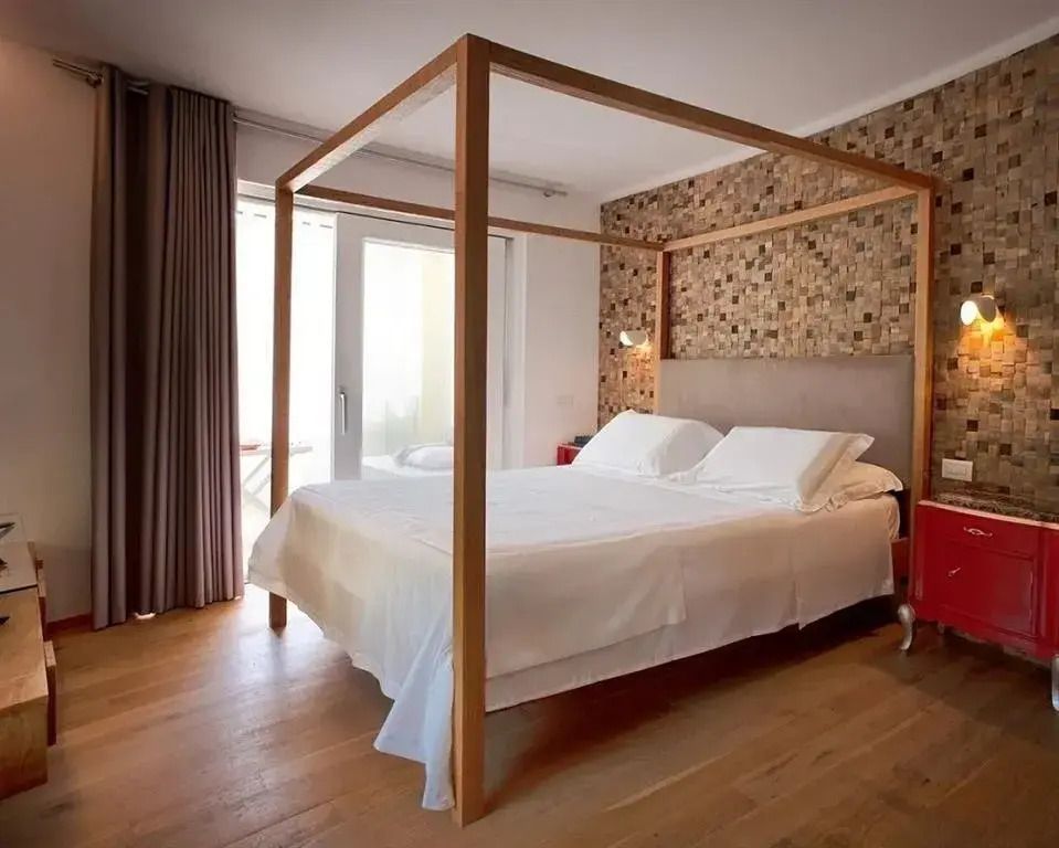 Großes Himmelbett in heller, modern eingerichteter Suite