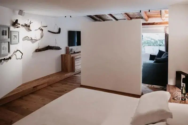 Gemütliche Sitzecke mit TV und Holzelementen in der Suite