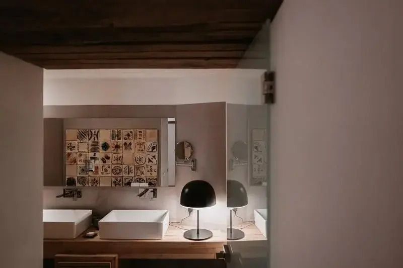 Elegantes Badezimmer mit Doppelwaschbecken und stimmungsvoller Beleuchtung
