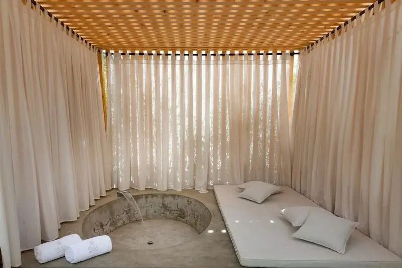 Privater Bereich auf der Terrasse mit Liegekissen und eingelassenem Pool