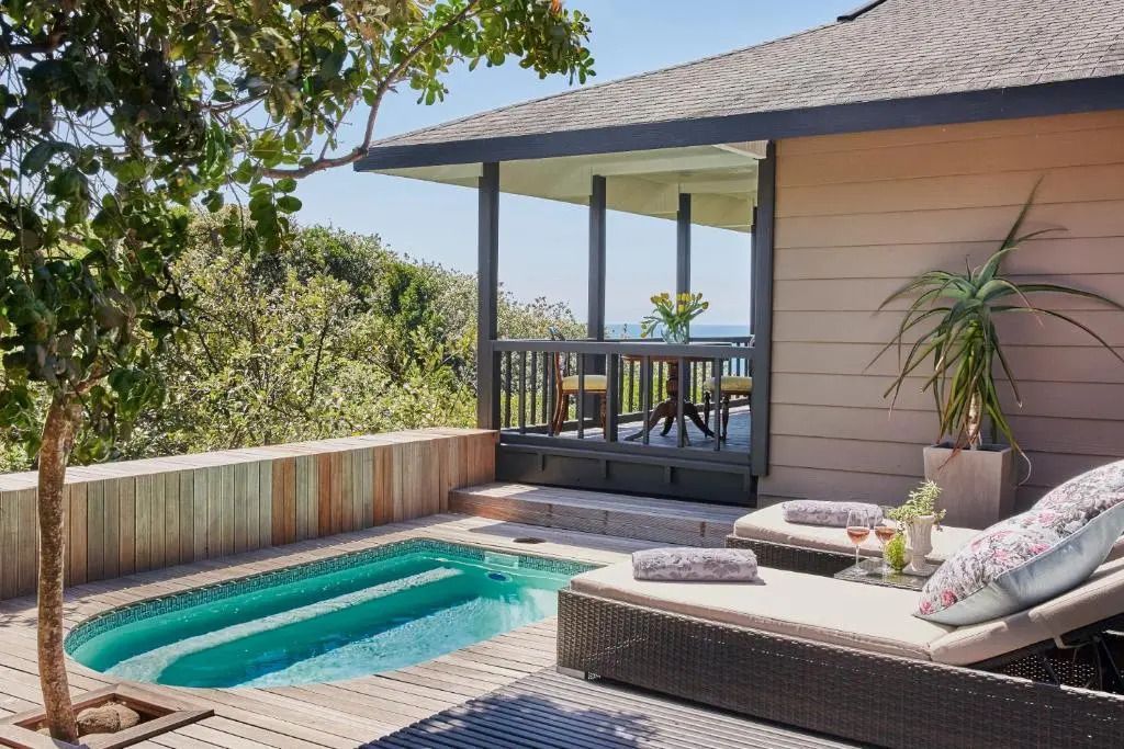 Terrasse mit kleinem Pool und Meerblick in tropischer Umgebung