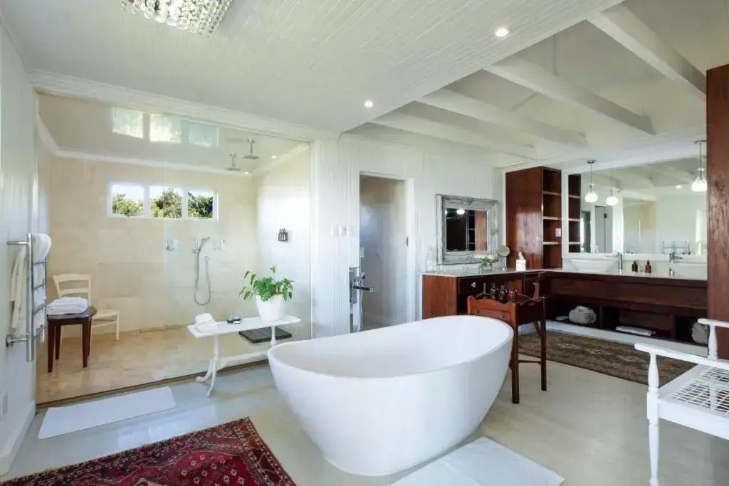 Modernes Badezimmer mit freistehender Badewanne und Holzdetails