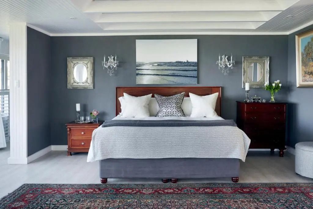 Schlafzimmer mit Doppelbett und stilvoller Einrichtung