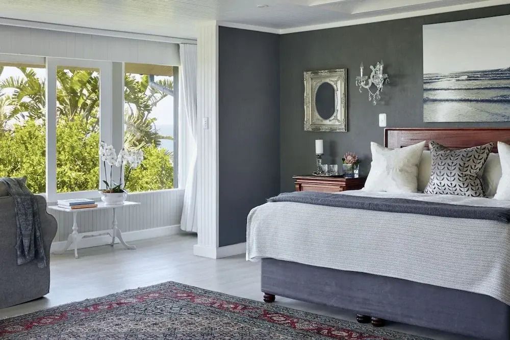 Luxuriöses Schlafzimmer mit großem Fenster und eleganter Einrichtung