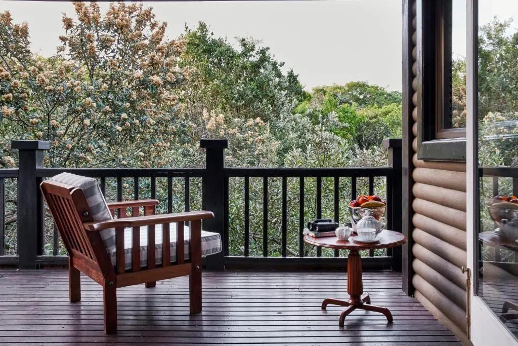 Private Terrasse der Suite mit bequemen Sitzgelegenheiten und üppigem Gartenblick