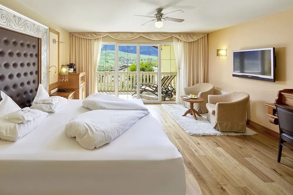 Luxus Suite mit Doppelbett und Balkon mit Bergblick