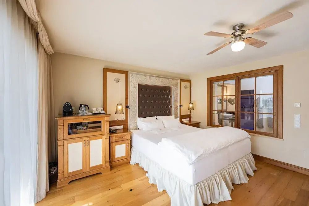 Elegantes Schlafzimmer in der Luxus Suite mit Kaffeemaschine