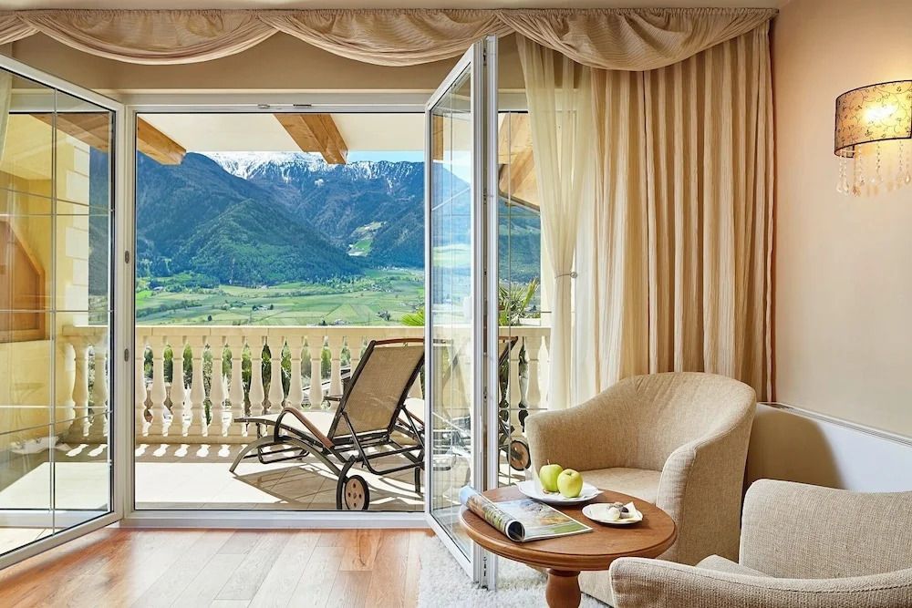 Gemütliche Sitzecke mit Ausblick auf die Berge vom Balkon