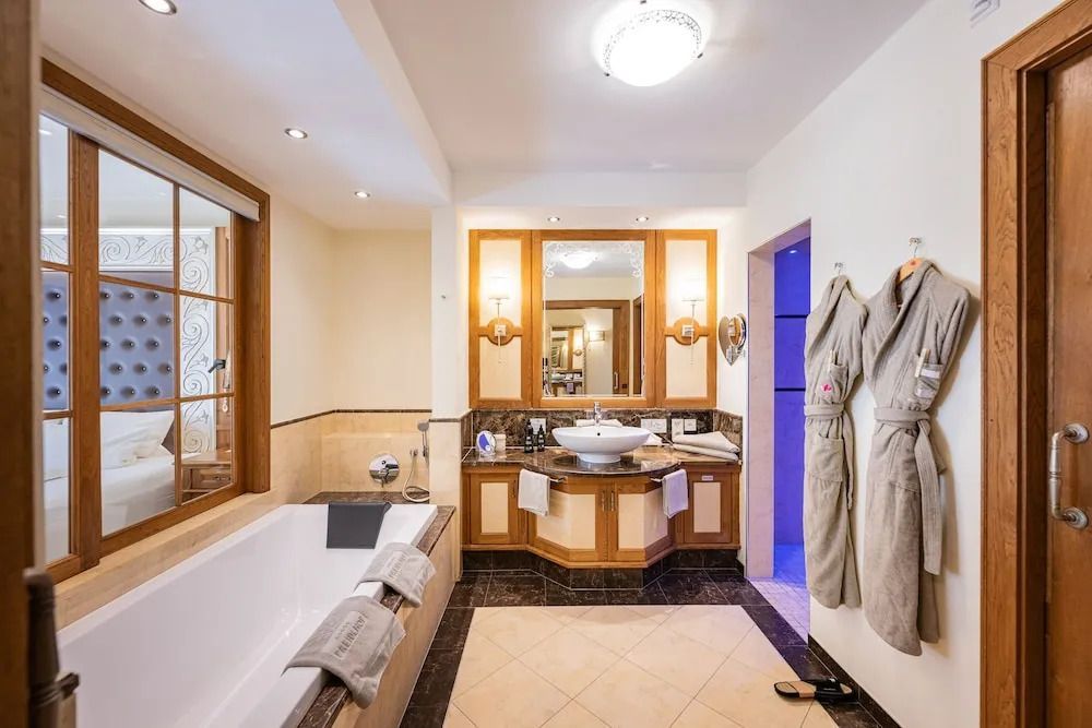 Luxuriöses Badezimmer mit Badewanne und eleganten Armaturen