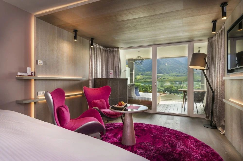 Luxuriöse Suite mit modernen Akzenten und Panoramablick auf die Berge