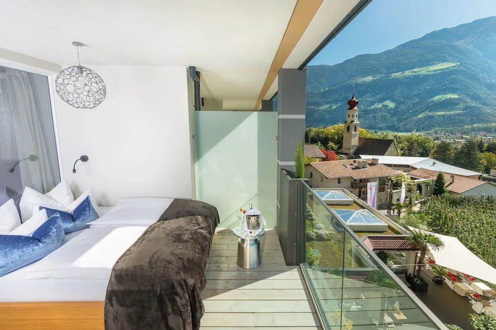 Balkon mit Bergblick und Blick auf nahegelegene Kirche