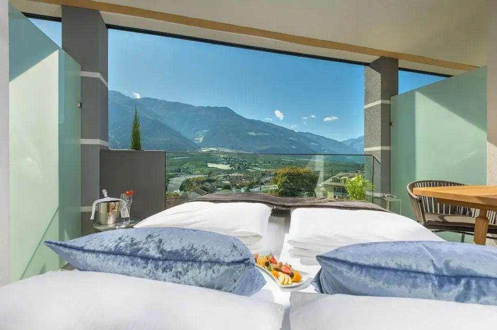 Gemütliche Betten auf einem Balkon mit großartigem Bergblick