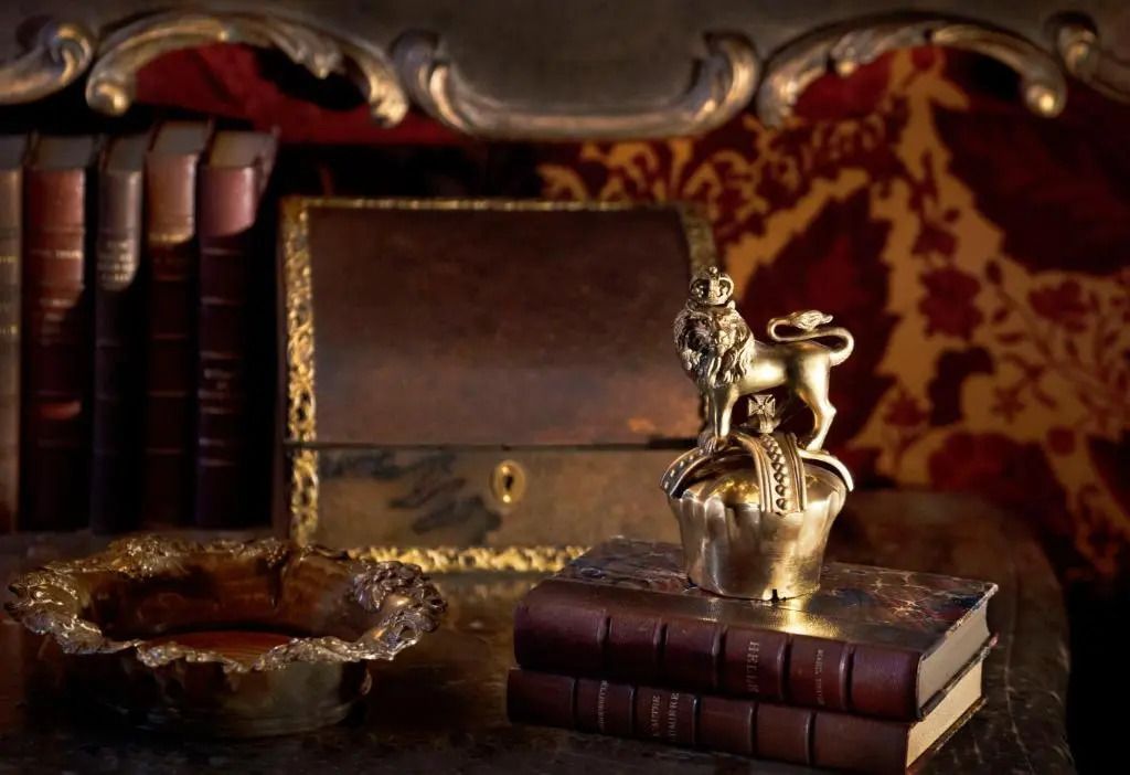Luxuriöses Detail mit goldener Löwenfigur und antiker Dekoration im klassischen Zimmer