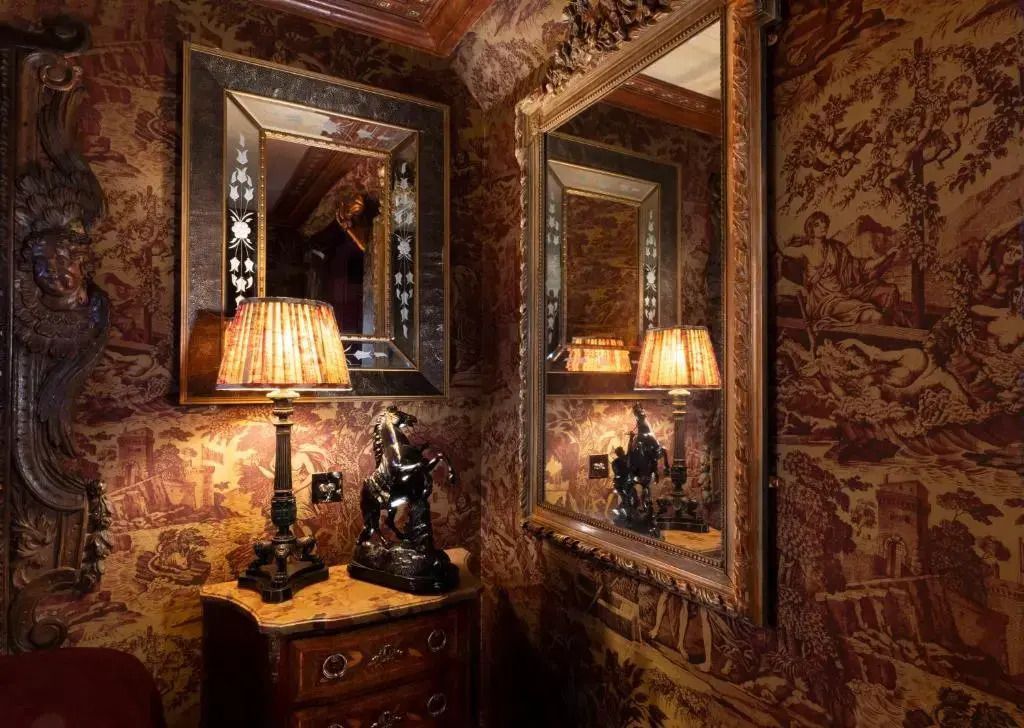 Detailreich dekorierter Bereich mit Spiegel und Tischlampe im Vintage-Stil