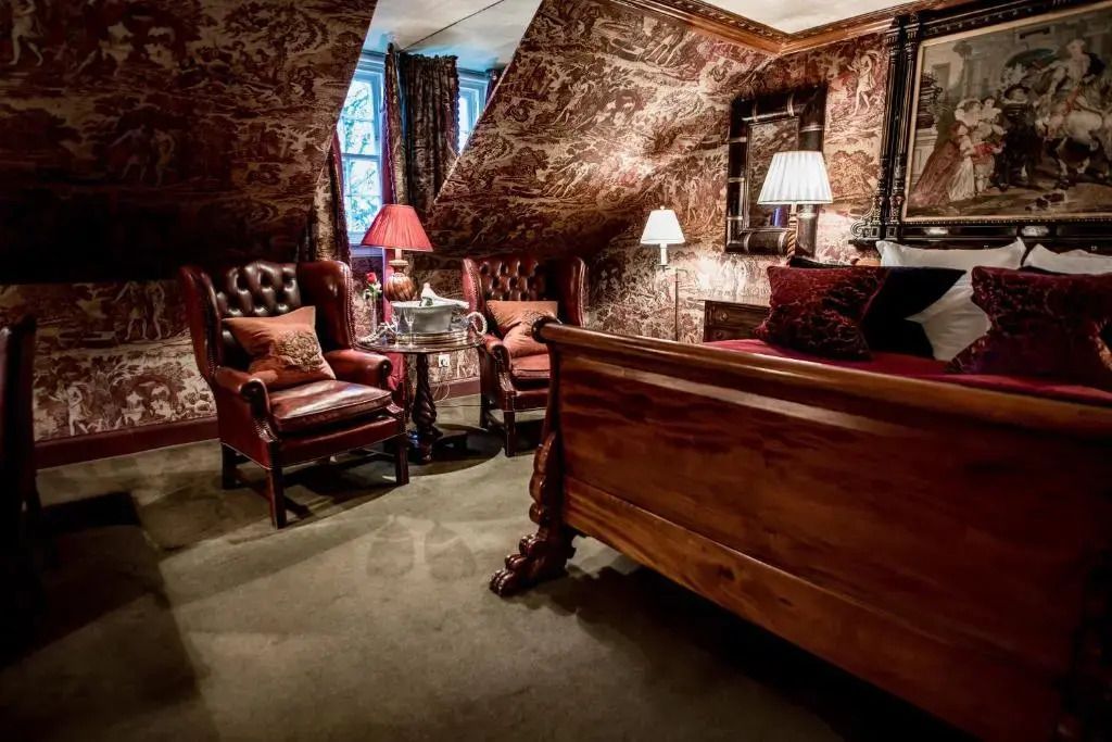 Zimmer mit gemütlicher Sitzecke und opulentem Dekor unter geneigtem Dach