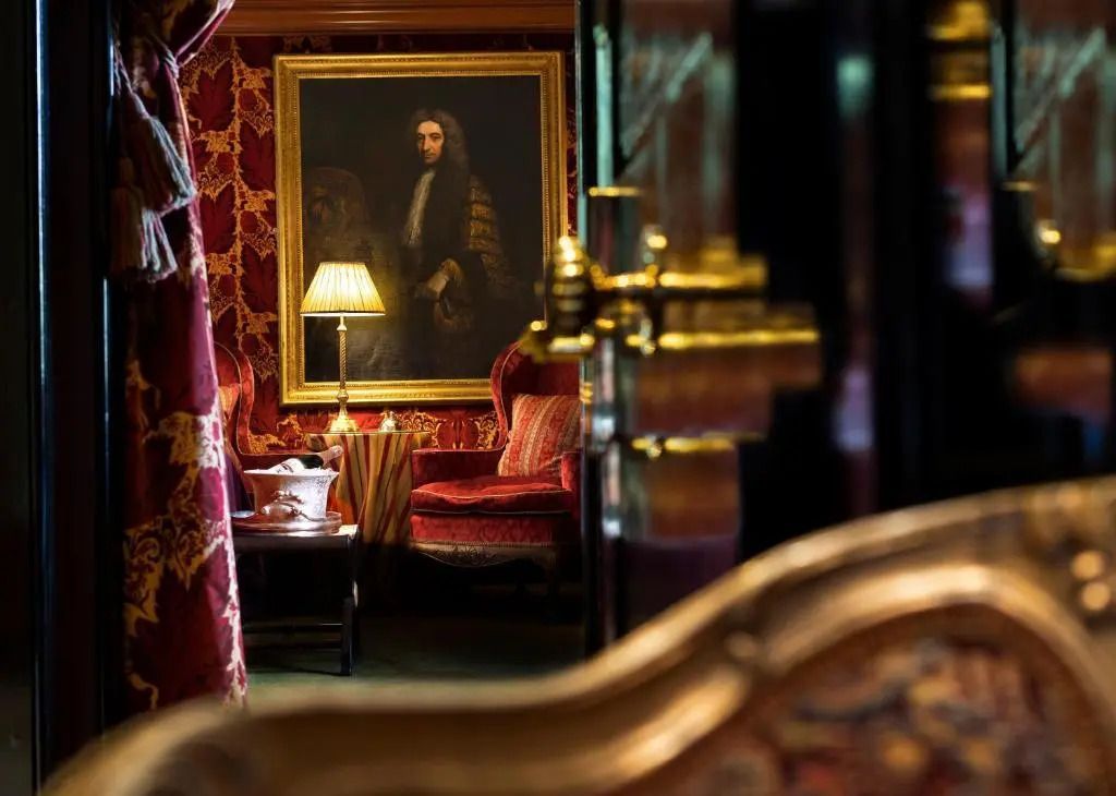 Elegantes Zimmer mit Gemälde und luxuriösem Dekor