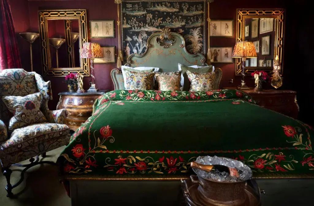 Prachtvolles Schlafzimmer mit reich verziertem Bett