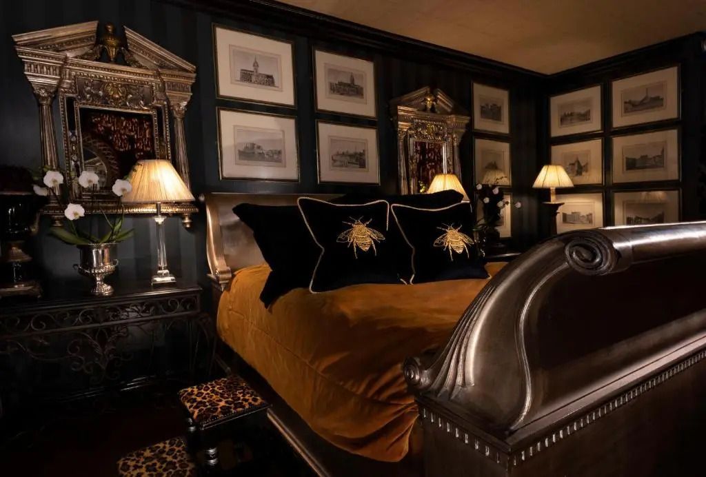 Luxuriöse Suite mit eleganten Verzierungen und reichhaltigen dunklen Farbtönen.