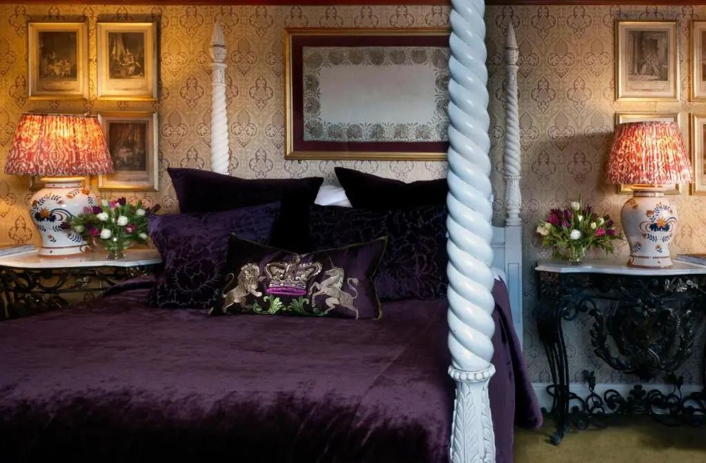 Schlafzimmer mit Himmelbett und dekorativen Elementen in einem opulenten Design.