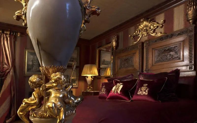 Luxuriöses Zimmer mit goldenen Akzenten und edlem Mobiliar in Prestonfield House.